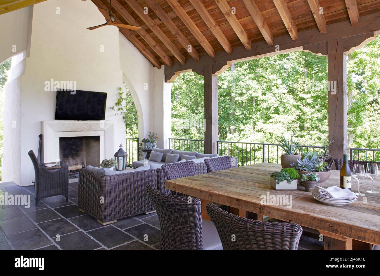 Chambre extérieure avec table à manger et cheminée Banque D'Images