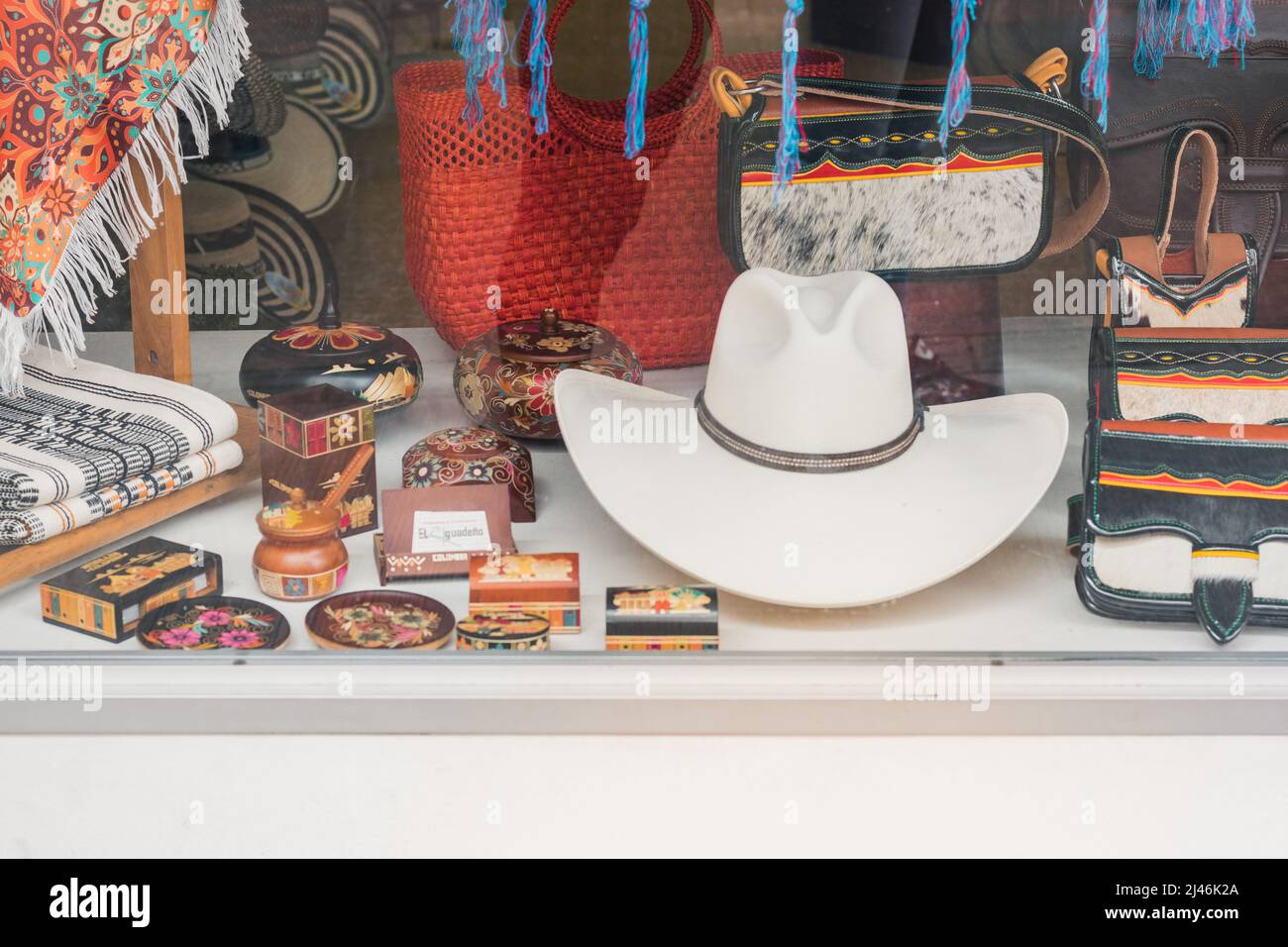 Chapeau aguadeño avec charriels et artisanat exposé dans une vitrine d'un magasin d'artisanat à Pereira-Colombie. Costume typique de la paisa re Banque D'Images