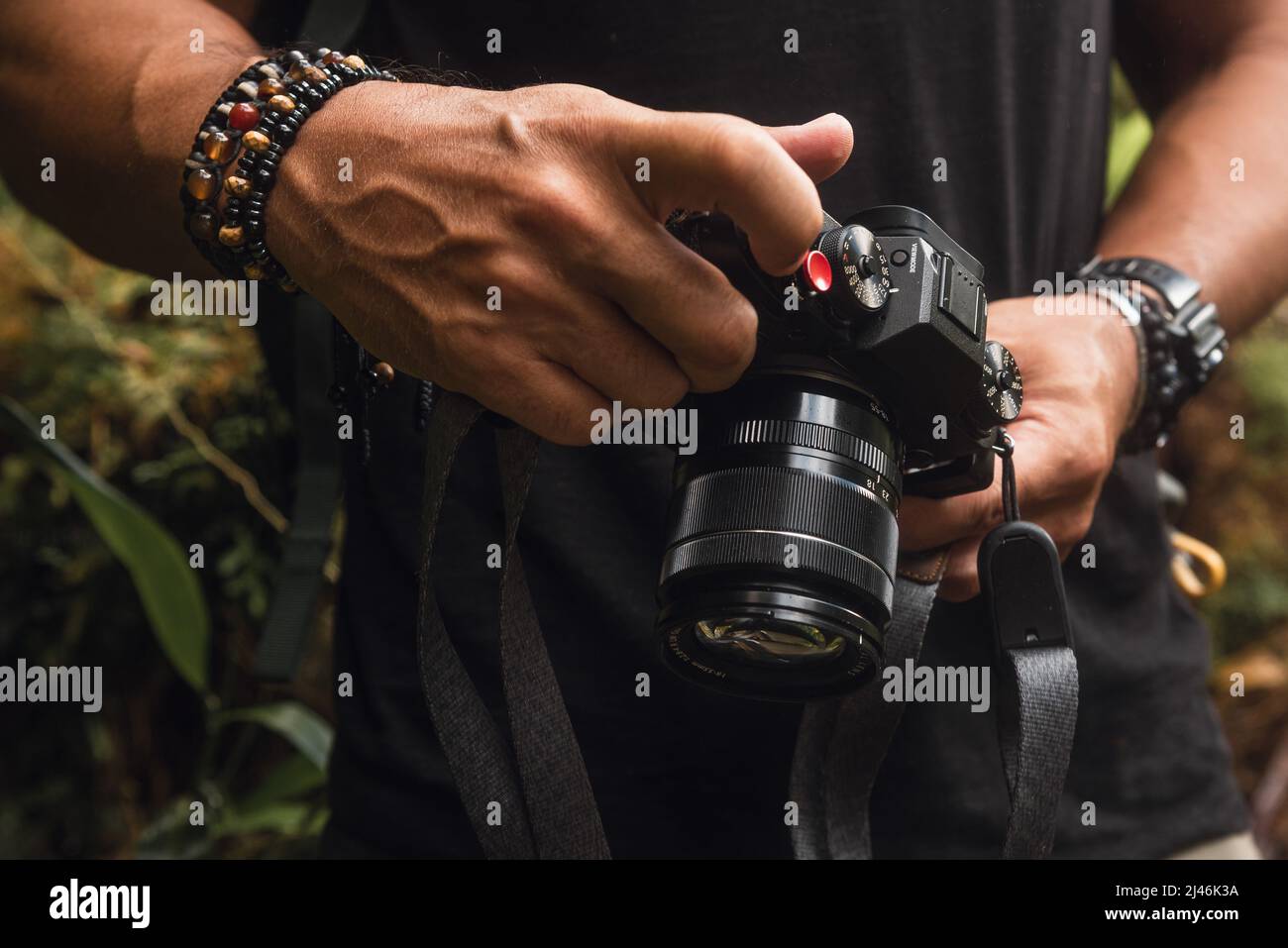 Homme utilisant des bacellétes tenant sa caméra professionnelle Banque D'Images