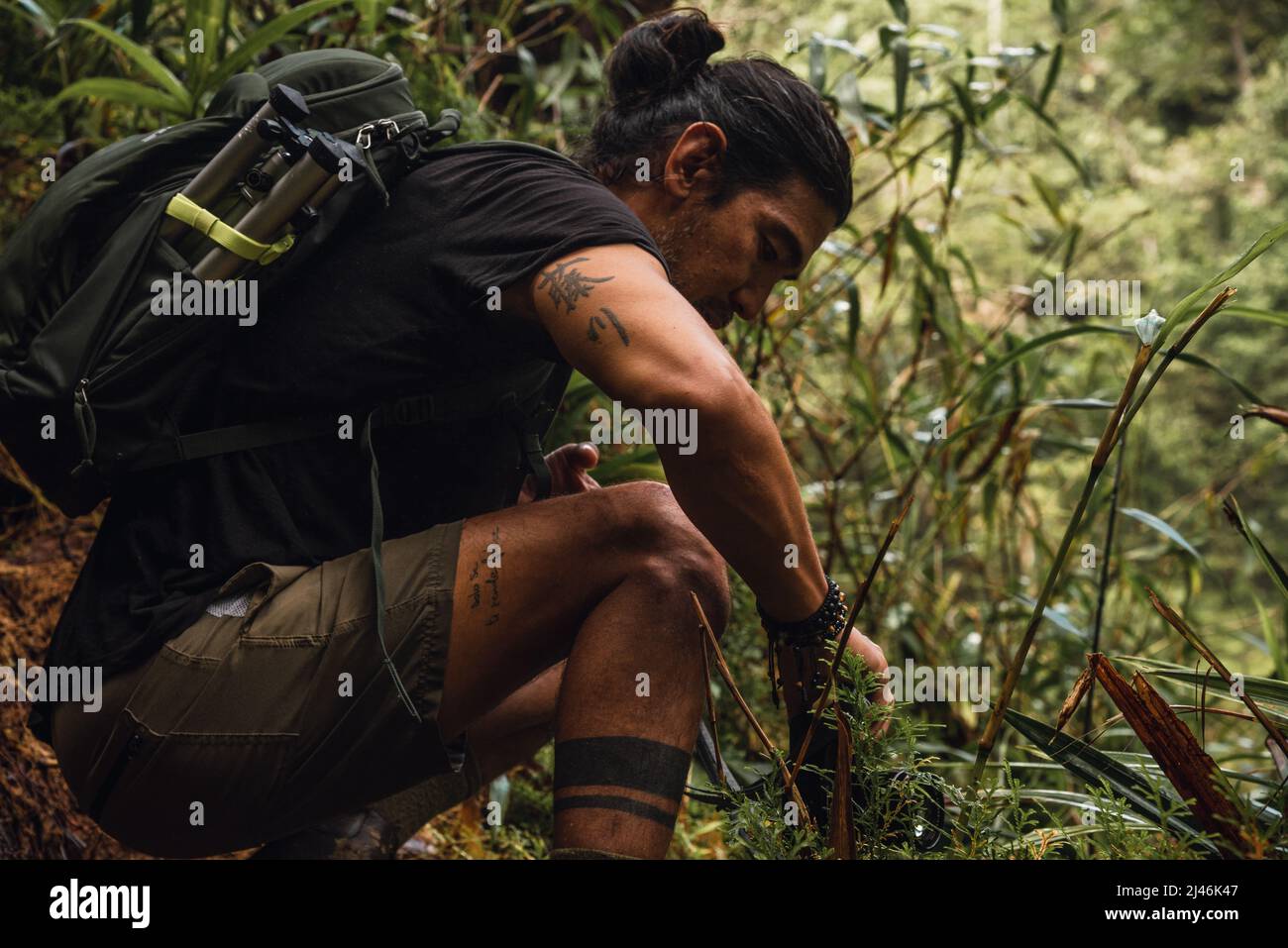 Homme grimpant dans la nature avec son équipement de photographie Banque D'Images