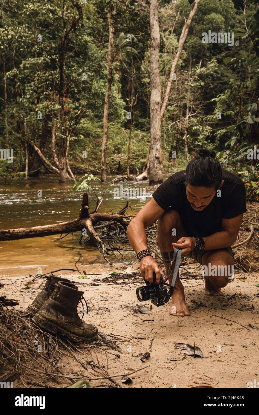 Homme prenant photo de ses chaussures de trekking Banque D'Images