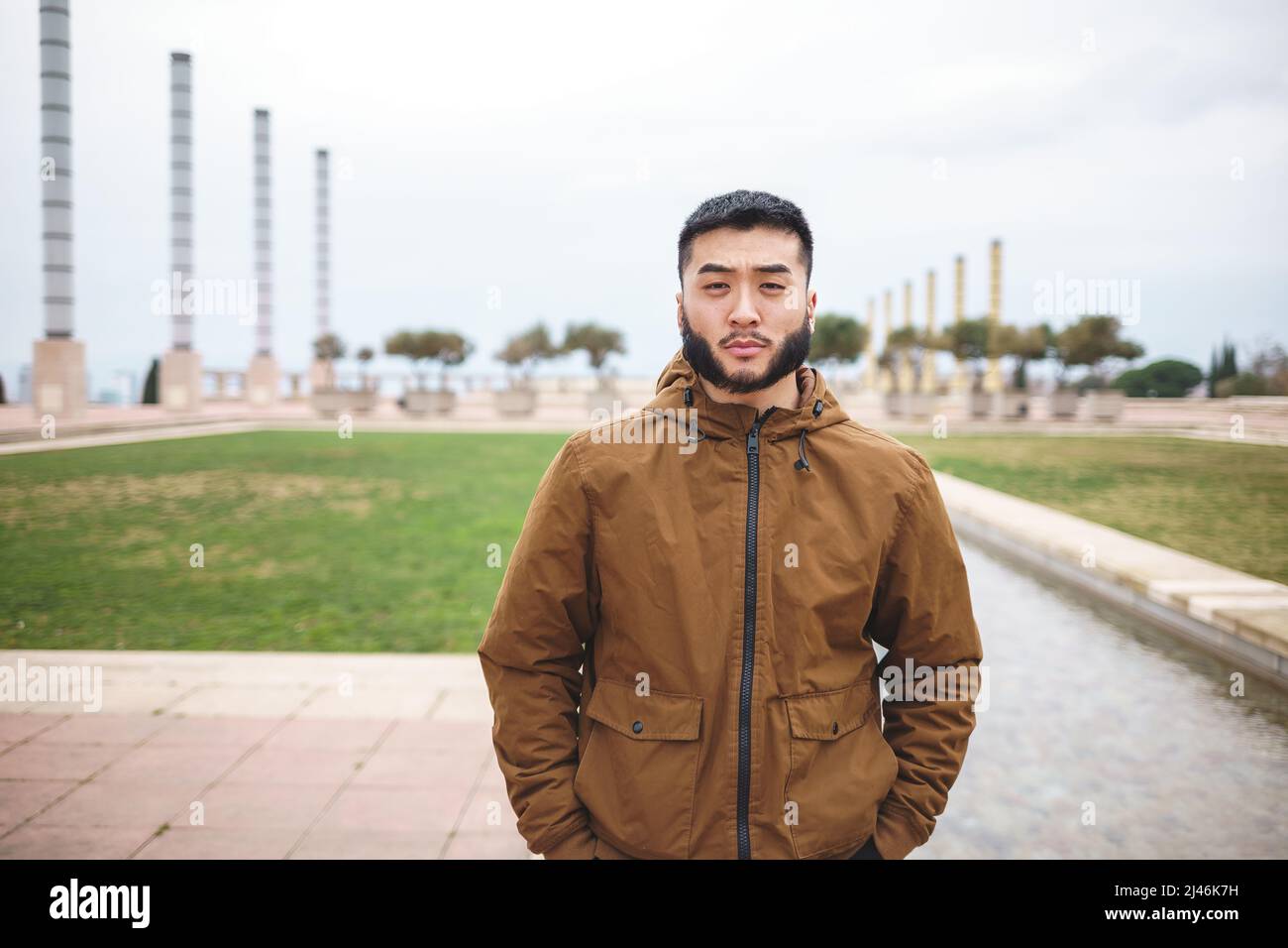 homme chinois debout dans le parc par jour nuageux Banque D'Images