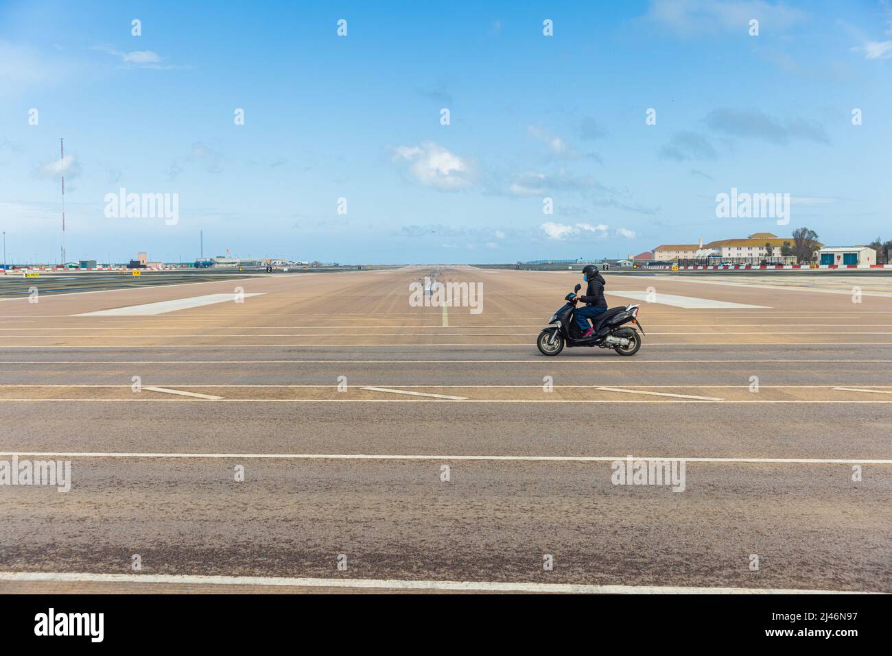 GIBRALTAR, Royaume-Uni - 7 AVRIL 2022 - la route principale à quatre voies est traversée par une piste de l'aéroport local. Chaque fois que les avions partent et arrivent Banque D'Images