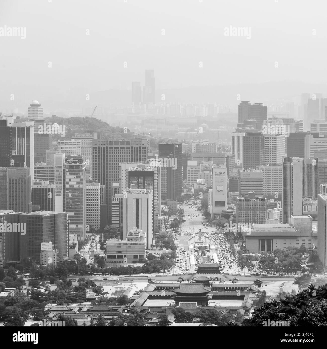 Séoul, Corée du Sud - 23 juin 2017 : vue du palais Gyeongbokgung et de la place Gwanghwamun depuis la montagne Baegak Banque D'Images