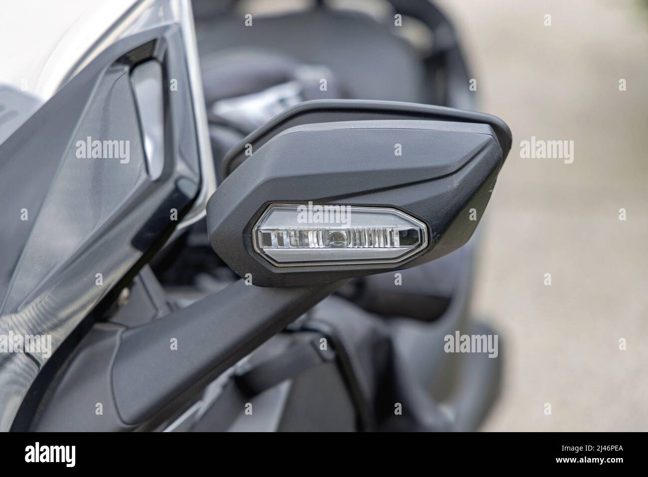 Clignotant dans le rétroviseur de la moto Banque D'Images