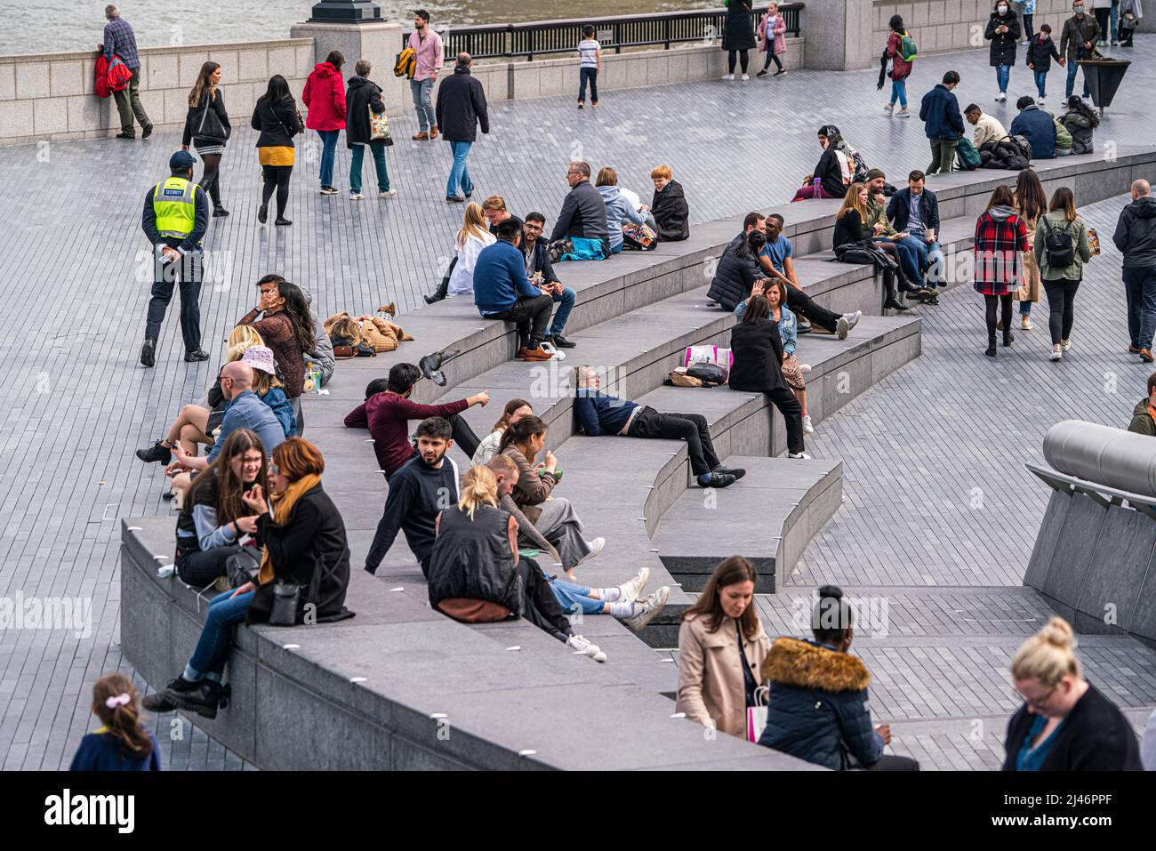 LONDRES, ROYAUME-UNI. 12 avril 2022 . Les gens qui apprécient le temps doux du printemps et le soleil à la pelle sur London Riverside que les températures devraient augmenter au cours des vacances de pâques. Credit: amer ghazzal / Alamy Live News Banque D'Images