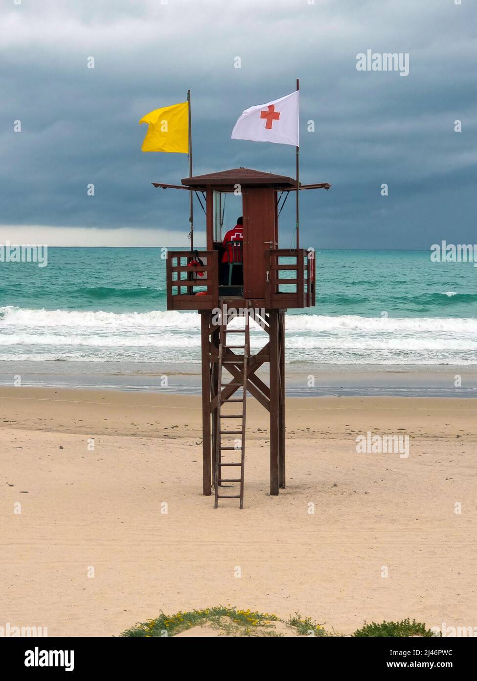 Tour de guet de la Croix-Rouge sur la plage. Banque D'Images