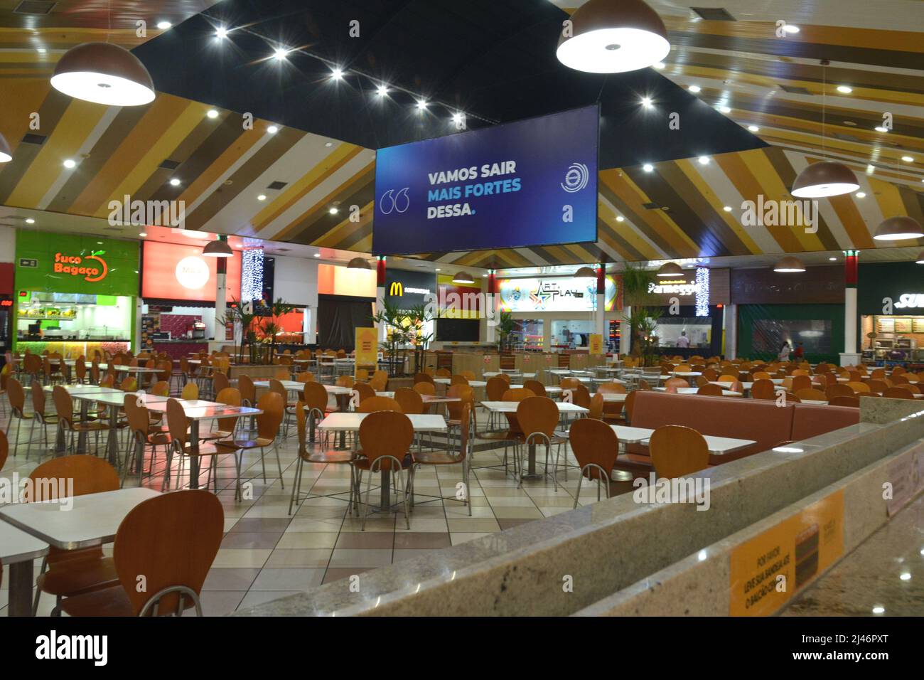 Aire de restauration éclairée dans un centre commercial au Brésil, en Amérique du Sud, aire de restauration d'un centre commercial à l'intérieur du Brésil, avec tables et chaises et vario Banque D'Images