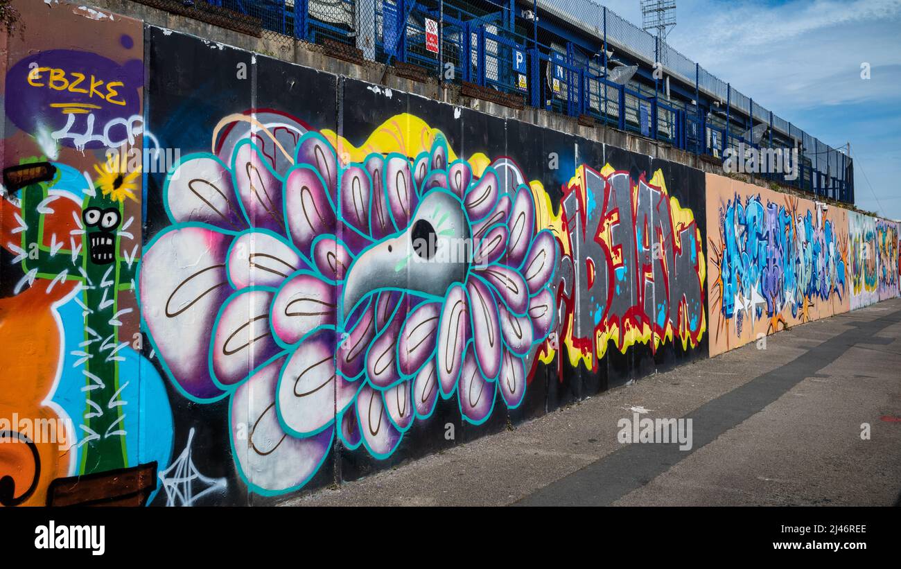 Graffiti coloré peint sur un mur derrière le parc Fratton, l'ancien stade appartenant au club de football de Portsmouth en Angleterre. Banque D'Images