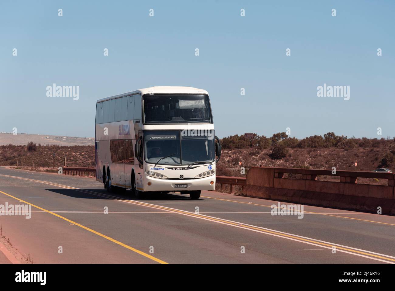 Côte ouest, Afrique du Sud. 2022. Le bus blanc à impériale se déplace sur une autoroute sur la route de la côte ouest en direction de Saldanha. Banque D'Images