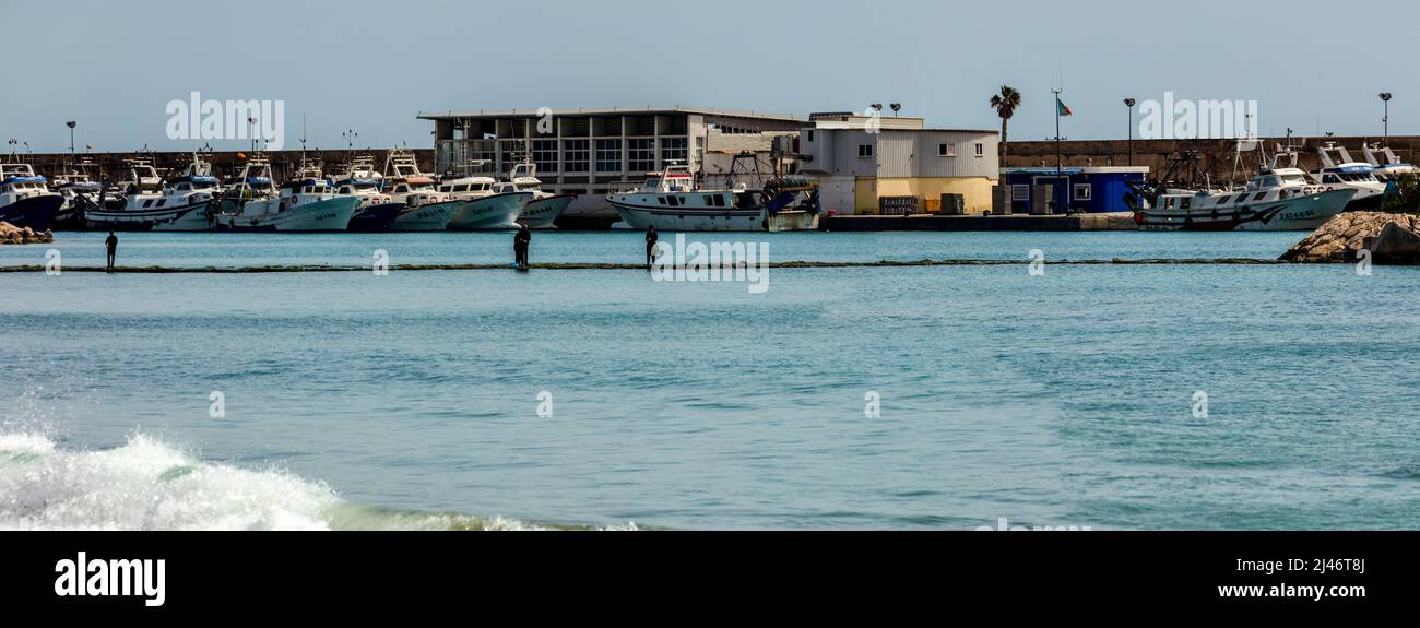 Paysage marin avec la Vila Joiosa. Joyeux, port en arrière-plan, Costa Dorada, Espagne Banque D'Images