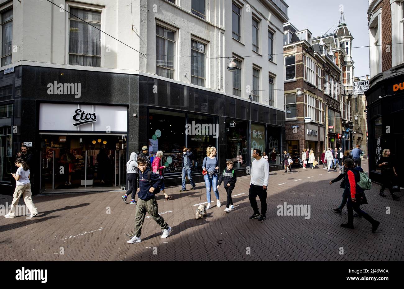 2022-04-12 16:19:14 LA HAYE - Shoppers dans le centre-ville de la Haye. ANP SEM VAN DER WAL pays-bas sortie - belgique sortie Banque D'Images