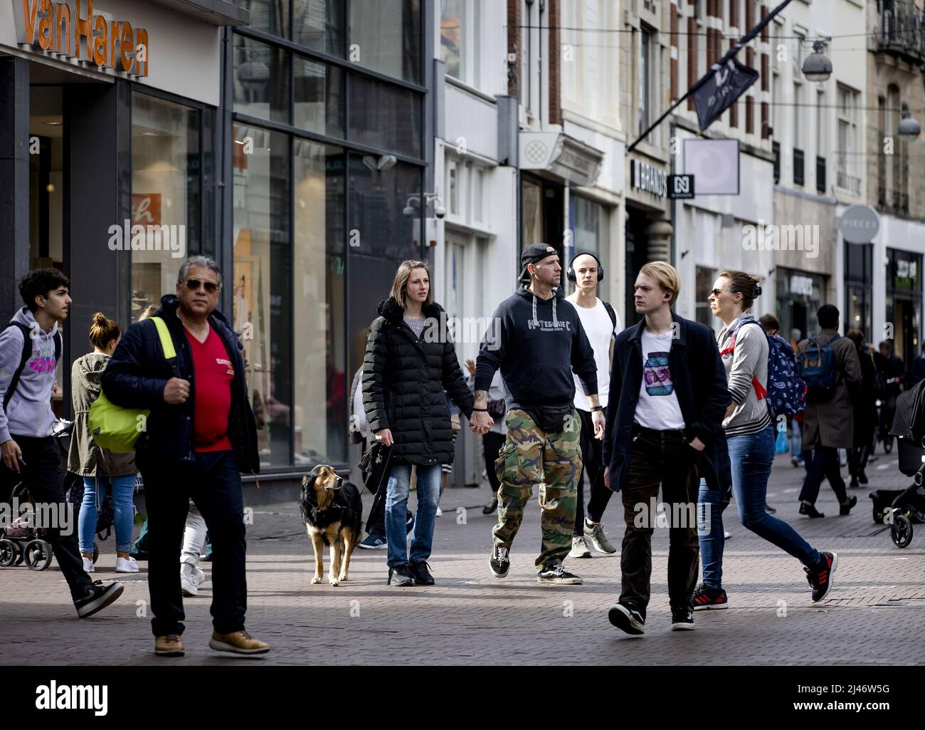 2022-04-12 16:19:14 LA HAYE - Shoppers dans le centre-ville de la Haye. ANP SEM VAN DER WAL pays-bas sortie - belgique sortie Banque D'Images