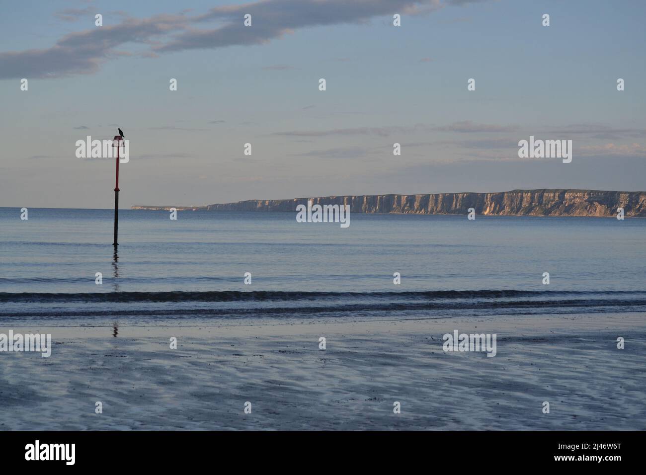 Filey Bay Beach lors D'Une journée calme et paisible - Blue Sky - destination touristique + Holiday Resort dans le North Yorkshire - Royaume-Uni Banque D'Images