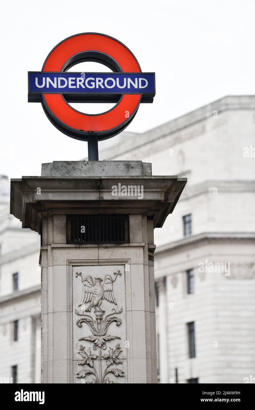 Panneau rond du métro de Londres sur une plinthe devant la gare de la banque dans la ville de Londres Banque D'Images