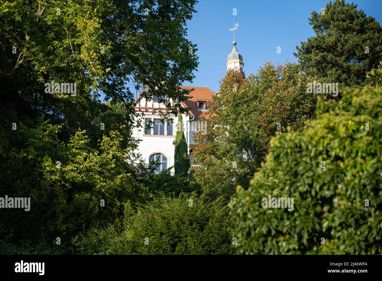 Belle villa de luxe à Loschwitz entre nature verte. Ancien bâtiment rénové avec une nouvelle façade et un toit. La maison a une petite tour. Banque D'Images