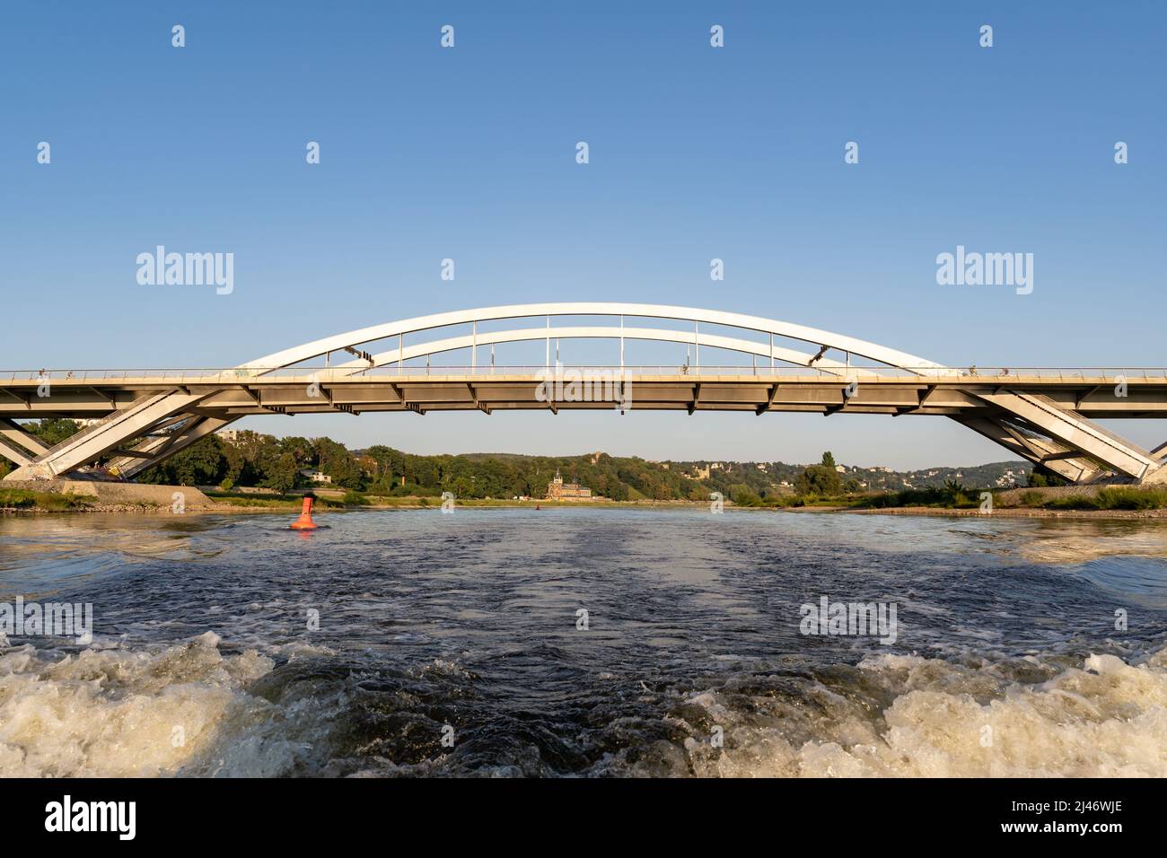 En passant sous le pont Waldschlösschen avec un bateau. Immense bâtiment au-dessus de l'Elbe qui a retiré la ville du patrimoine mondial de l'UNESCO. Banque D'Images