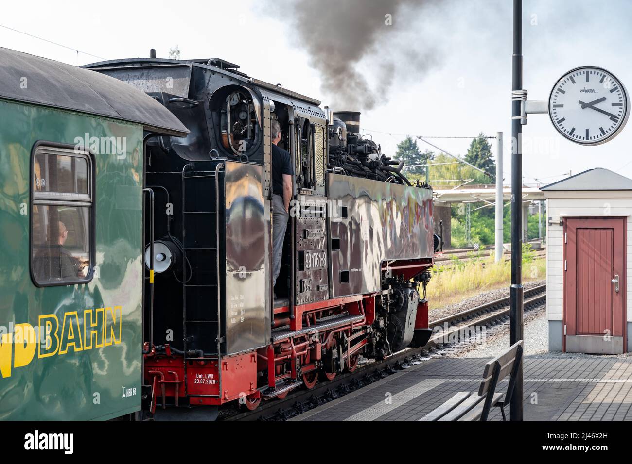 Train à vapeur à voie étroite du SDG Lößnitzgrundbahn en Saxe. De la fumée noire s'échappe de la chaudière. Le train est une attraction pour les touristes. Banque D'Images