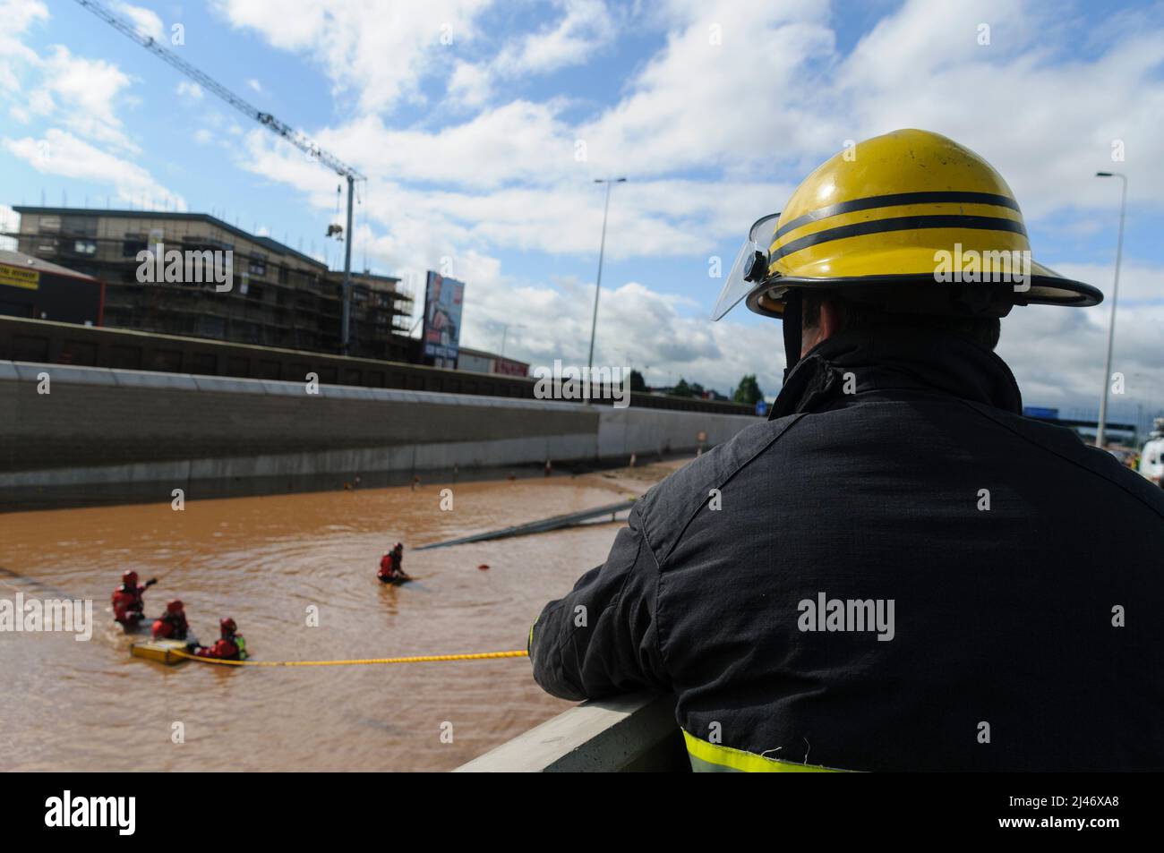 Belfast, Irlande du Nord. 17th août 2008. Le personnel du Service d'incendie et de sauvetage d'Irlande du Nord installe une pompe submersible lors d'une inondation à Westlink, Belfast Banque D'Images