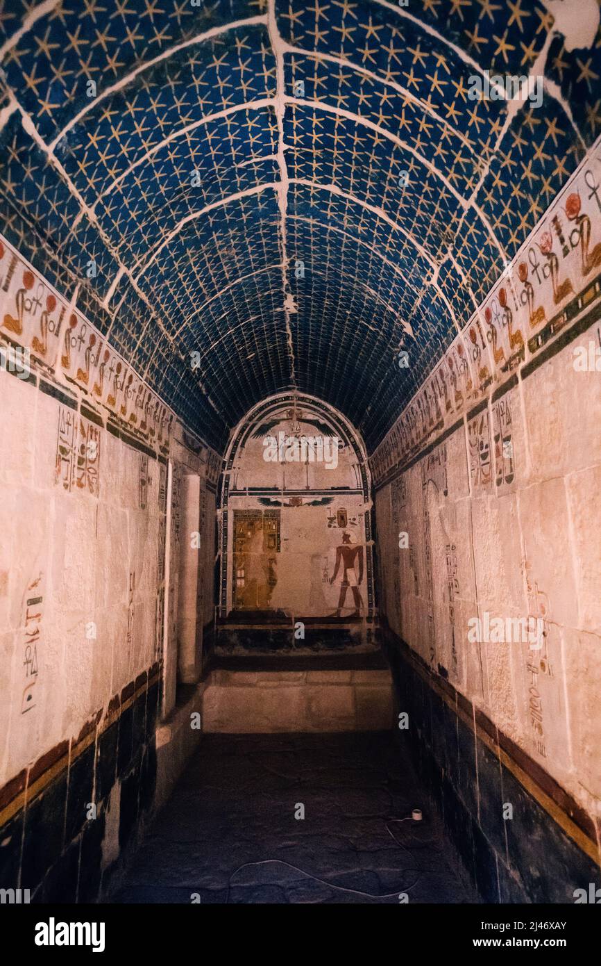 11 janvier 2022, Louxor, Egypte: Chambre intérieure dans le temple de Hatshepsut avec des peintures anciennes et un plafond étoilé Banque D'Images