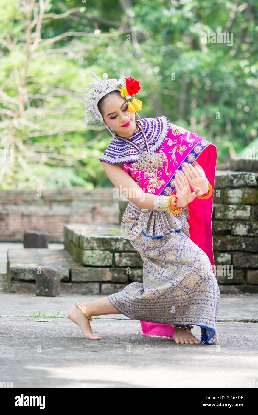 Femme asiatique portant une robe traditionnelle thaïlandaise typique. Il  signifie littéralement « costume thaïlandais », costume national et danse  Photo Stock - Alamy