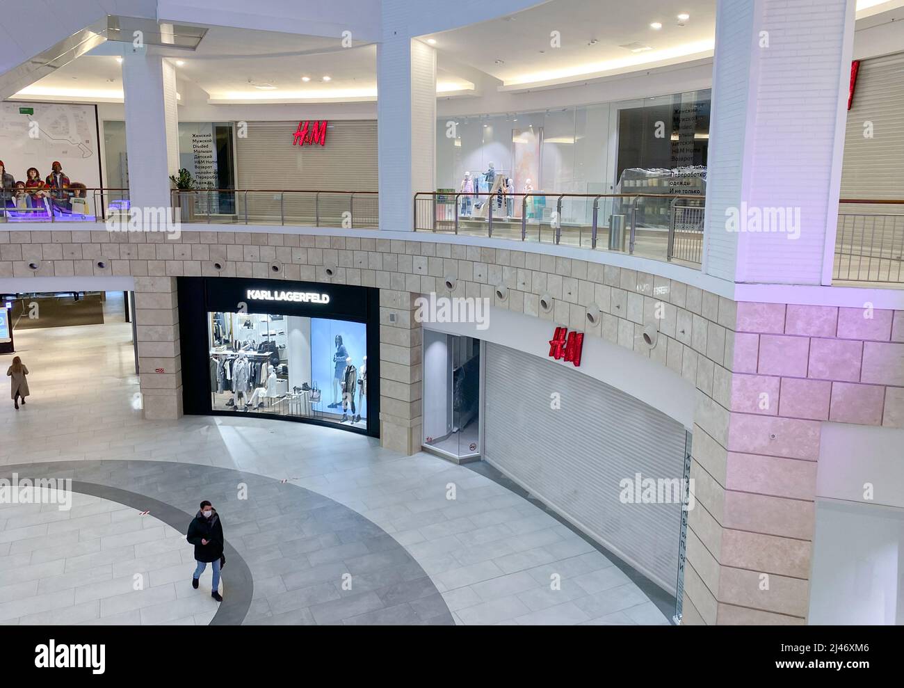 Moscou, Russie, mars 2022 : HM Store suspend le travail en Russie. Les  boutiques de marque de l'immense centre commercial sont fermées. Les  clients passent Photo Stock - Alamy