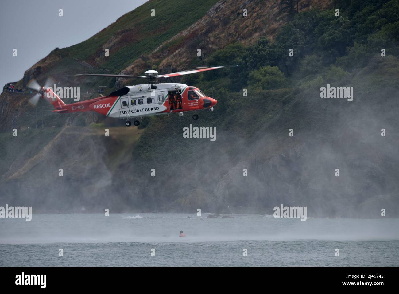 Bray, République d'Irlande. 29th juillet 2018. Sikorsky SO92 hélicoptère de sauvetage 115 exploité par la Garde côtière irlandaise qui a tiré un homme de la mer. Banque D'Images