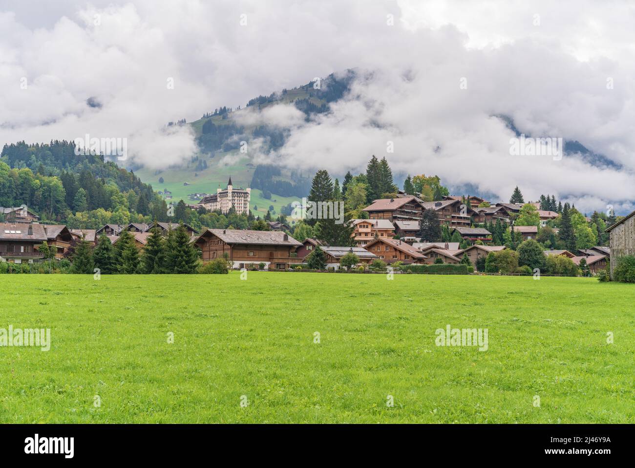 Chalets dans le village de Gstaad en automne Banque D'Images