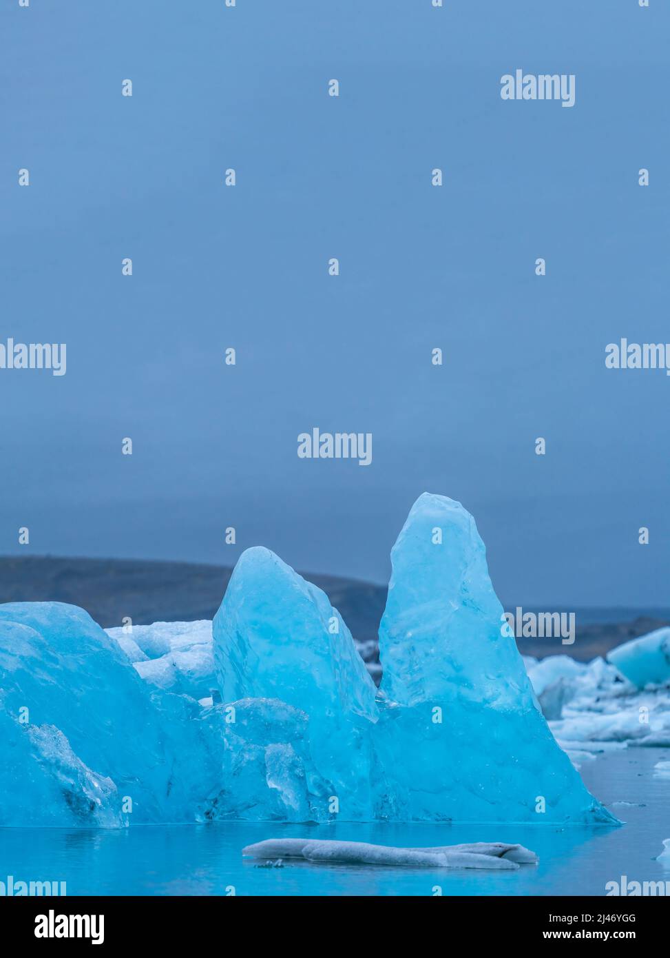 Pics massifs d'Iceberg sur le lagon de Jokulsarlon sous un ciel clair Banque D'Images