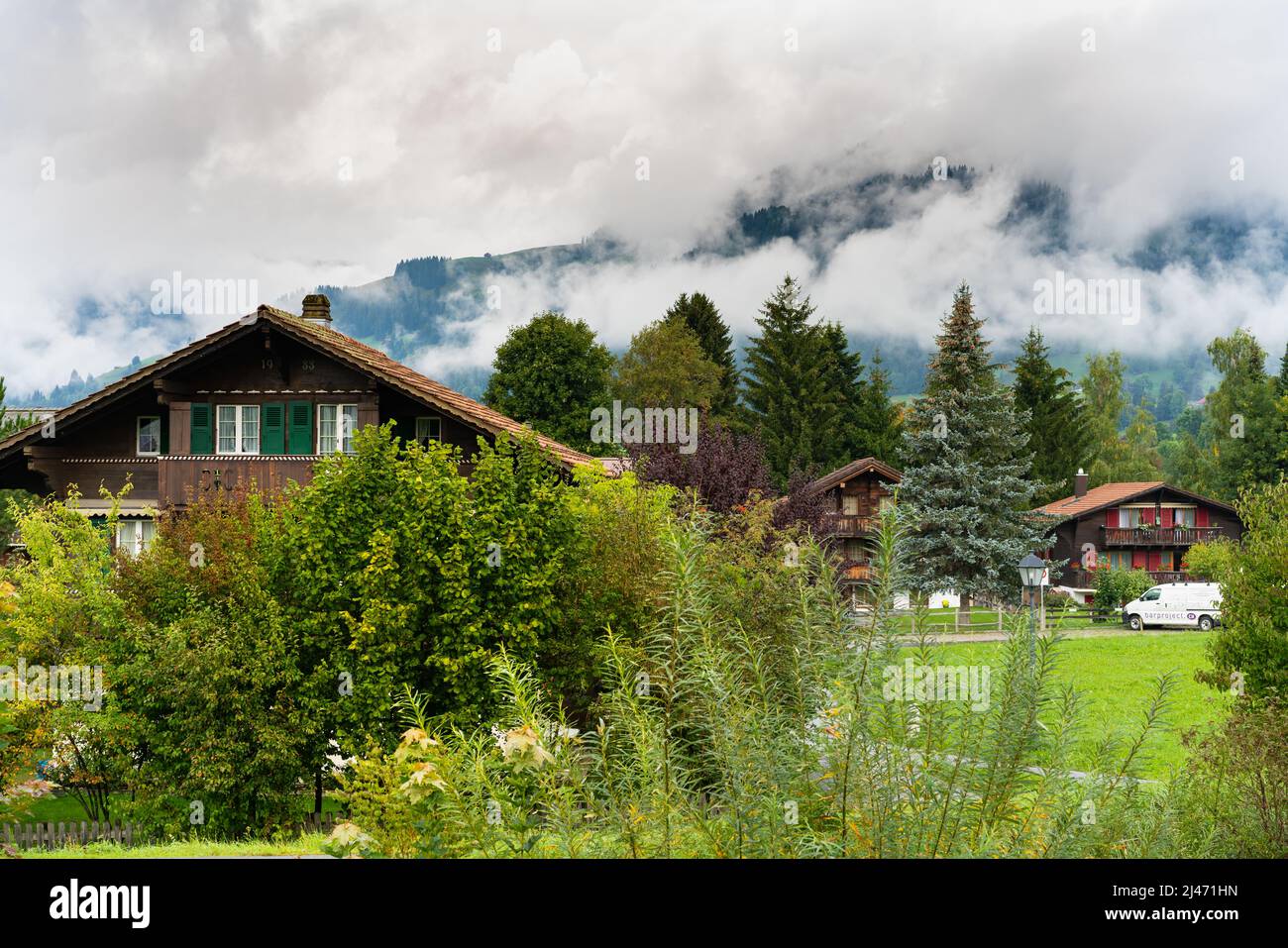Chalets dans le village de Gstaad en automne Banque D'Images