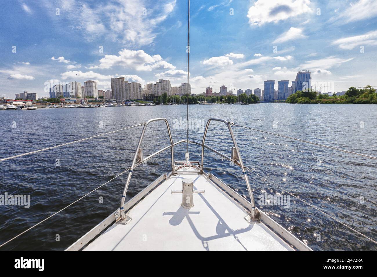 Plate-forme d'un yacht sur la rivière Banque D'Images