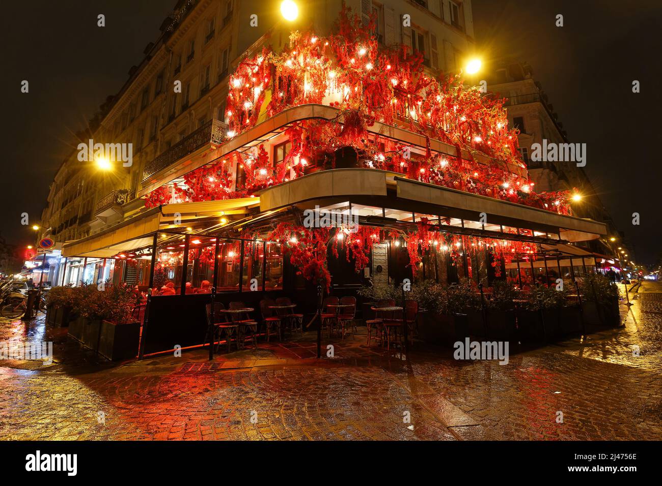 Vue nocturne d'un confortable café de rue avec des tables à Paris, France. Architecture et monuments de Paris. Carte postale de Paris Banque D'Images