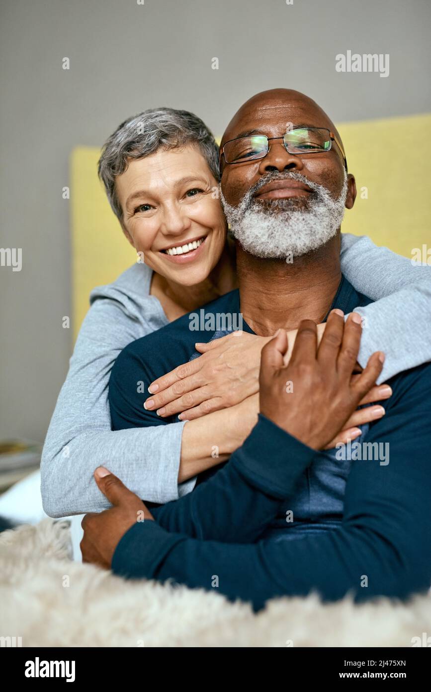 Toute ma vie entre mes mains. Photo d'un couple marié âgé s'embrassant à la maison. Banque D'Images