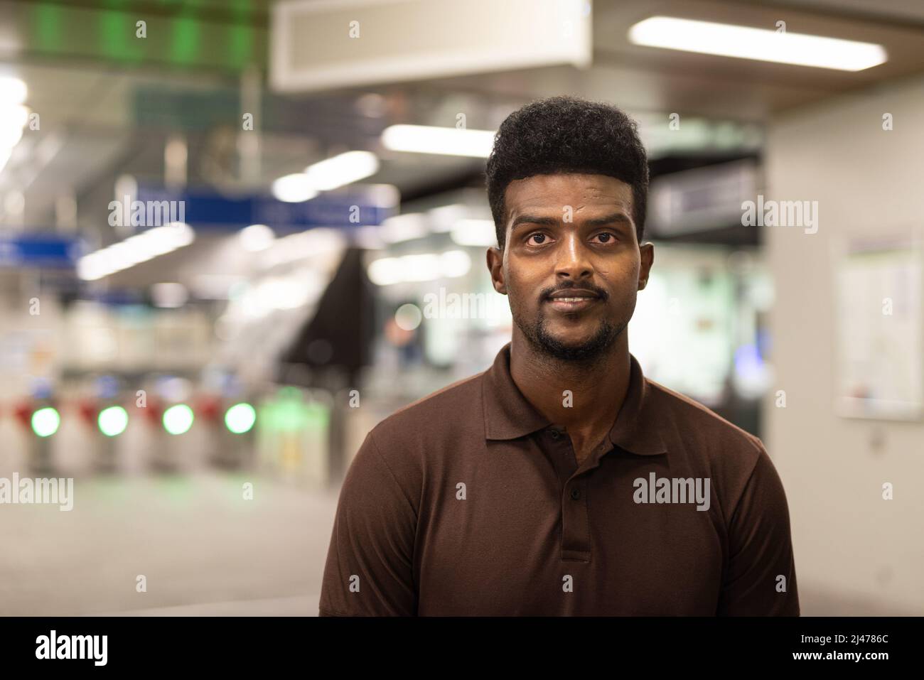 Portrait d'un jeune beau noir à la gare pendant la nuit Banque D'Images