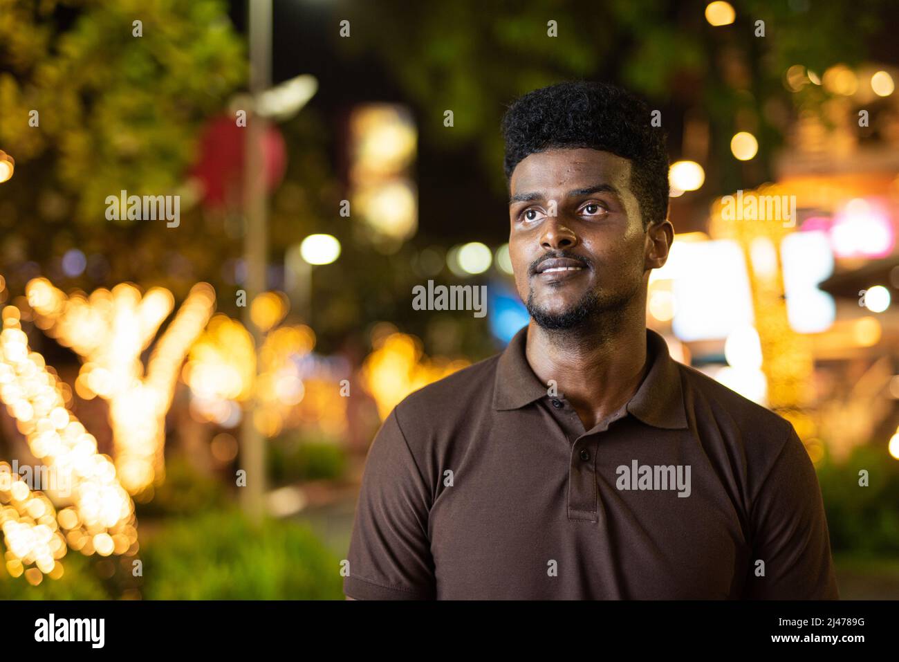 Portrait d'un jeune beau noir en ville la nuit Banque D'Images