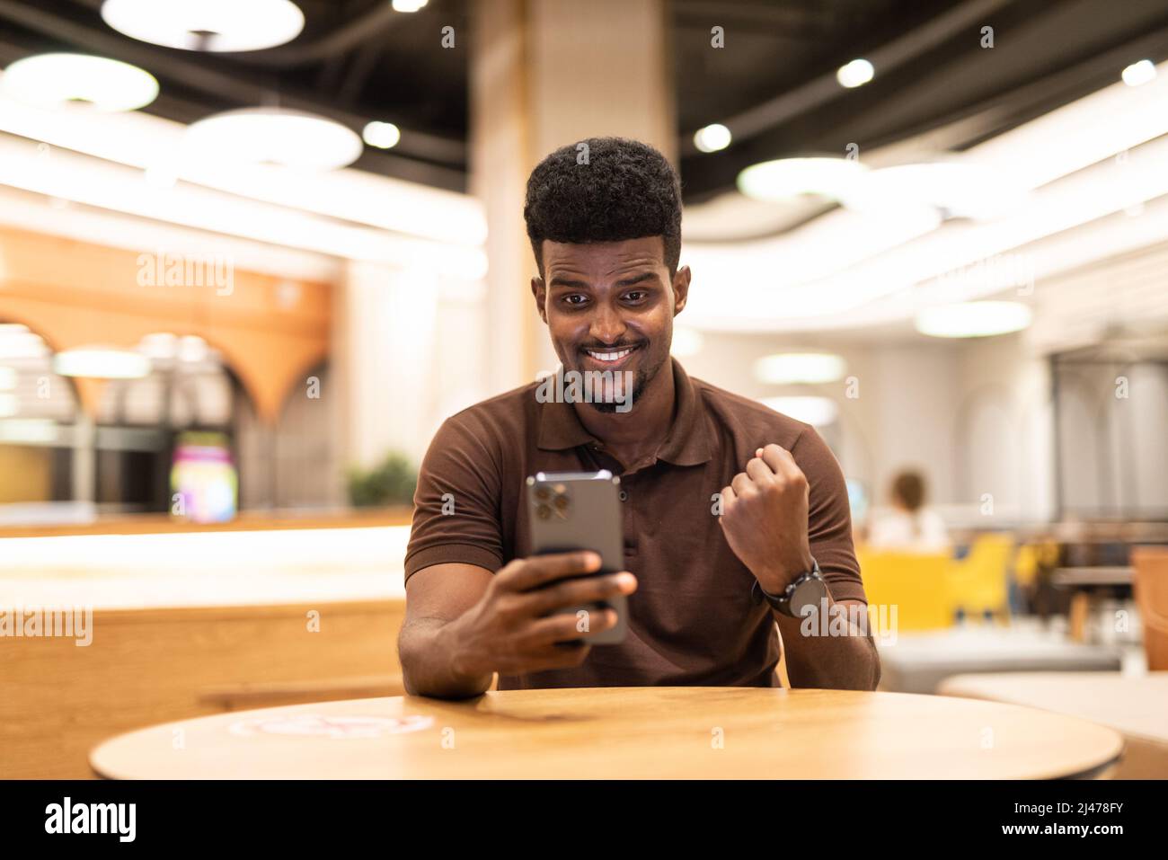 Portrait d'un jeune homme noir beau au café-restaurant Banque D'Images