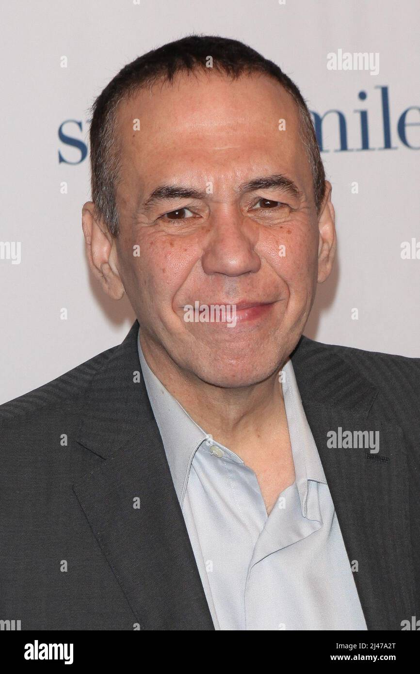 **PHOTO DE FICHIER** Gilbert Gottfried est décédé. NEW YORK - FÉVRIER 28: Gilbert Gottfried assiste à la "nuit de trop de Stars: America Comedy Central" de 2015 le 28 février 2015 au Beacon Theatre de New York.Corredor pour PG/MediaPunch Banque D'Images