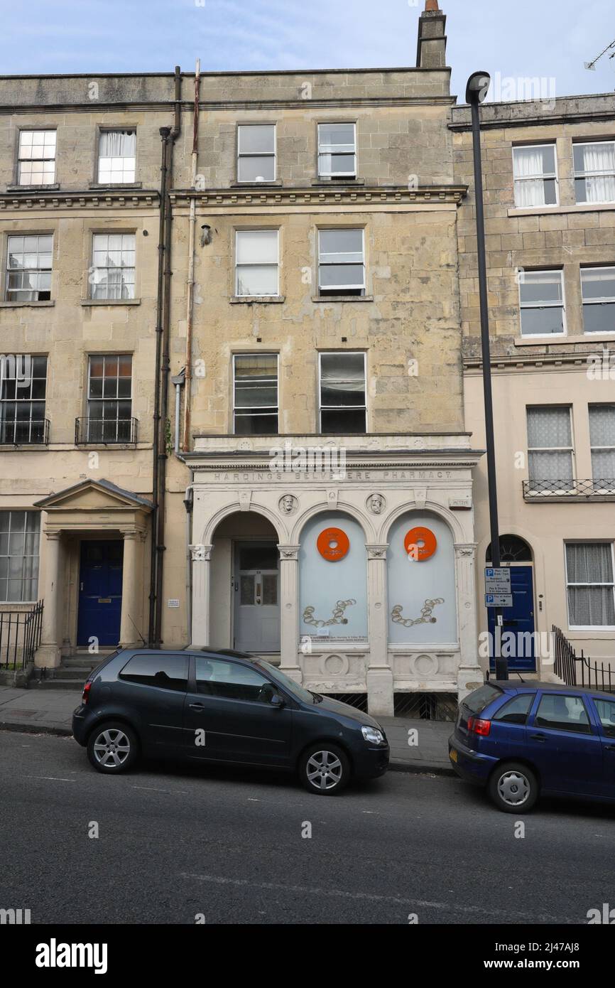 Façade de l'ancienne pharmacie Hardings Belvedere, sur Lansdown Road à Bath, en Angleterre, architecture géorgienne, bâtiment en pierre de Bath. Banque D'Images