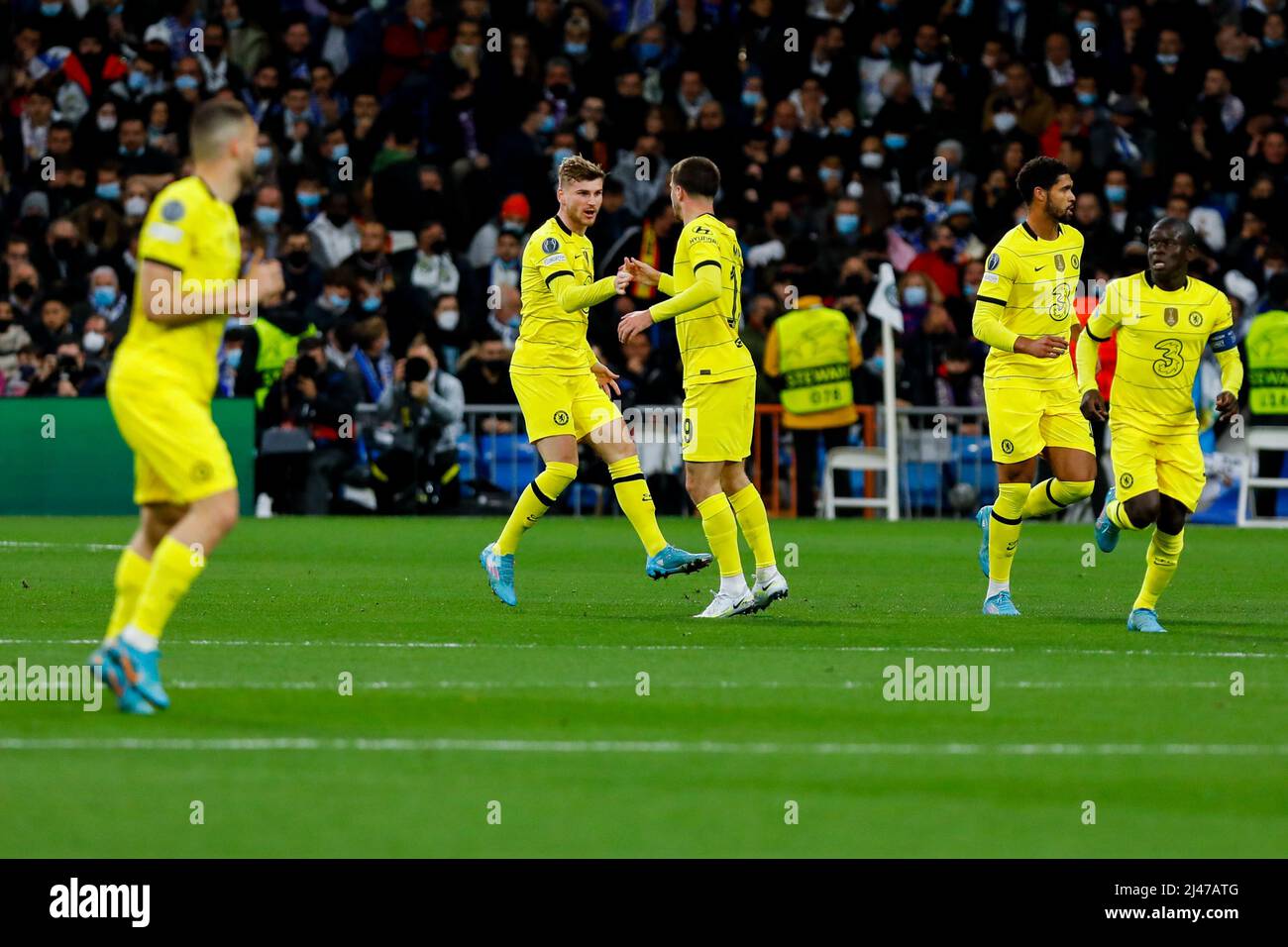 MADRID, ESPAGNE - 12 AVRIL : le Mason Mount of Chelsea FC célèbre son but lors de la finale de la Ligue des champions de l'UEFA, match de 2nd jambes entre le Real Madrid et Chelsea à l'Estadio Santiago Bernabeu le 12 avril 2022 à Madrid, Espagne (photo de DAX Images/Orange Pictures) Banque D'Images MADRID, ESPAGNE - 12 AVRIL : le Mason Mount of Chelsea FC célèbre son but lors de la finale de la Ligue des champions de l'UEFA, match de 2nd jambes entre le Real Madrid et Chelsea à l'Estadio Santiago Bernabeu le 12 avril 2022 à Madrid, Espagne (photo de DAX Images/Orange Pictures) Banque D'Images