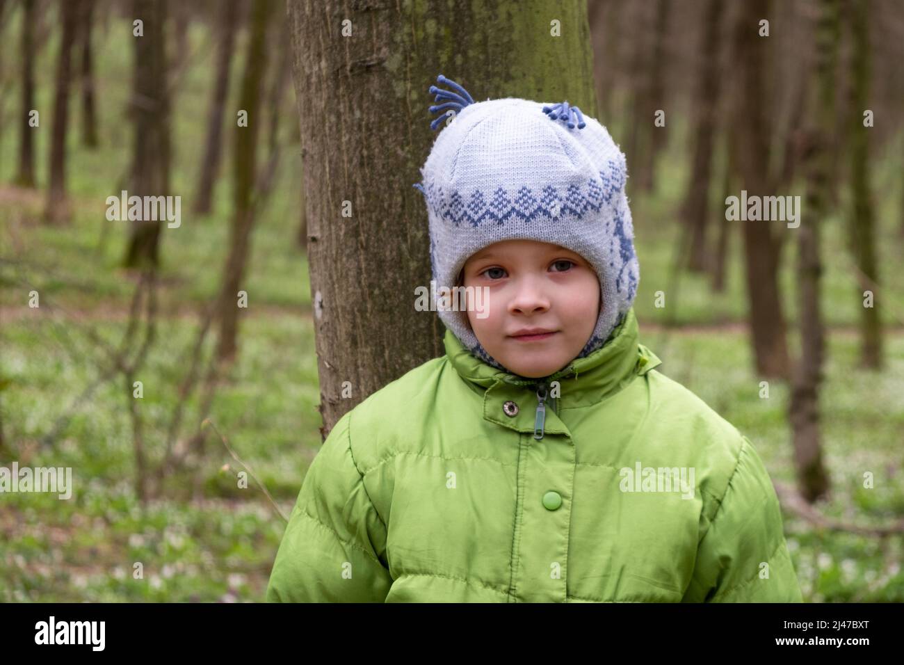 petite fille dans la forêt, enfant dans des vêtements chauds. Banque D'Images