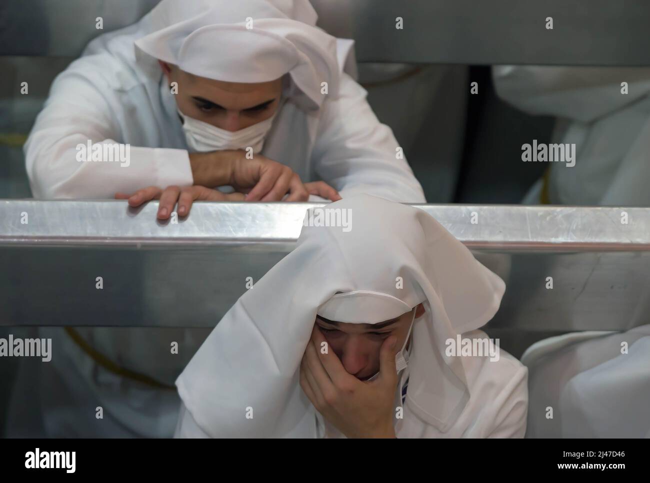 Un pénitent de fraternité 'Rocio' (C) est vu pleurer après que la procession a été annulée en raison de la pluie pendant le bon mardi, pour marquer les célébrations de la semaine Sainte. Après deux ans sans semaine Sainte en raison de la pandémie du coronavirus, des milliers de fidèles attendent de voir les processions portant les statues du Christ et de la Vierge Marie dans les rues dans le cadre de la semaine Sainte traditionnelle. En Andalousie, la célébration de la semaine sainte rassemble des milliers de personnes de tous les pays, et elle est considérée comme l'un des événements religieux et culturels les plus importants de l'année. Banque D'Images