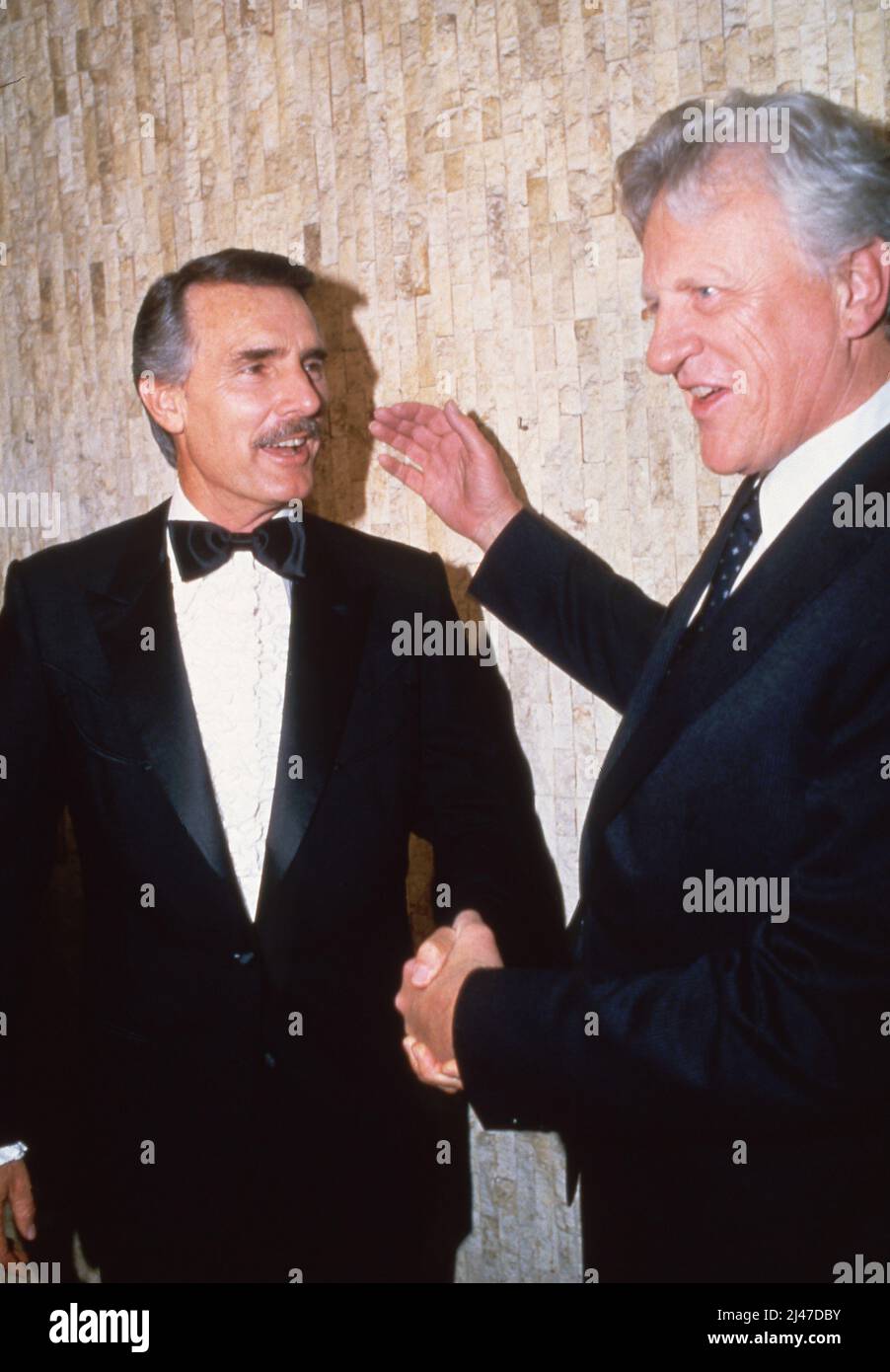 Dennis Weaver et James Arness Circa années 80 crédit : Ralph Dominguez/MediaPunch Banque D'Images