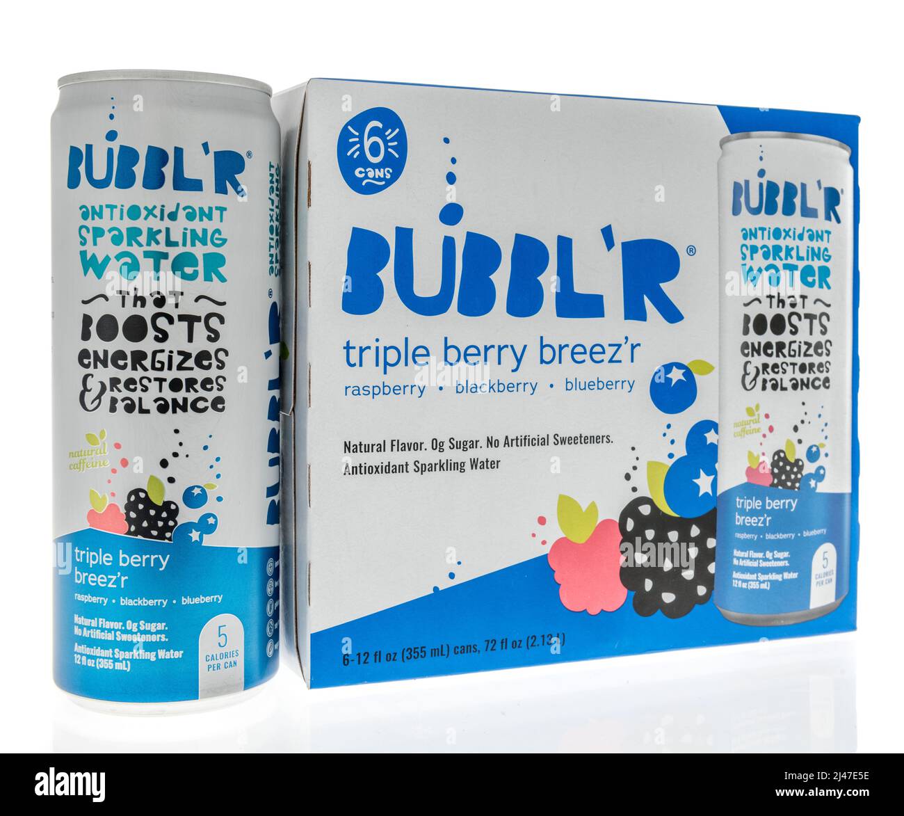 Winneconne, WI -10 avril 2022 : un paquet de boisson de breezr aux baies triples Bubblr sur un fond isolé Banque D'Images