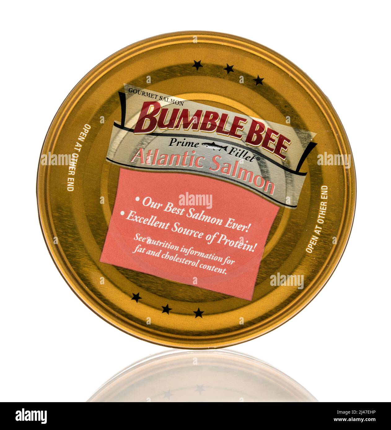 Winneconne, WI -10 avril 2022: Une CAN de Bumble Bite de saumon de l'atlantique sur fond isolé Banque D'Images