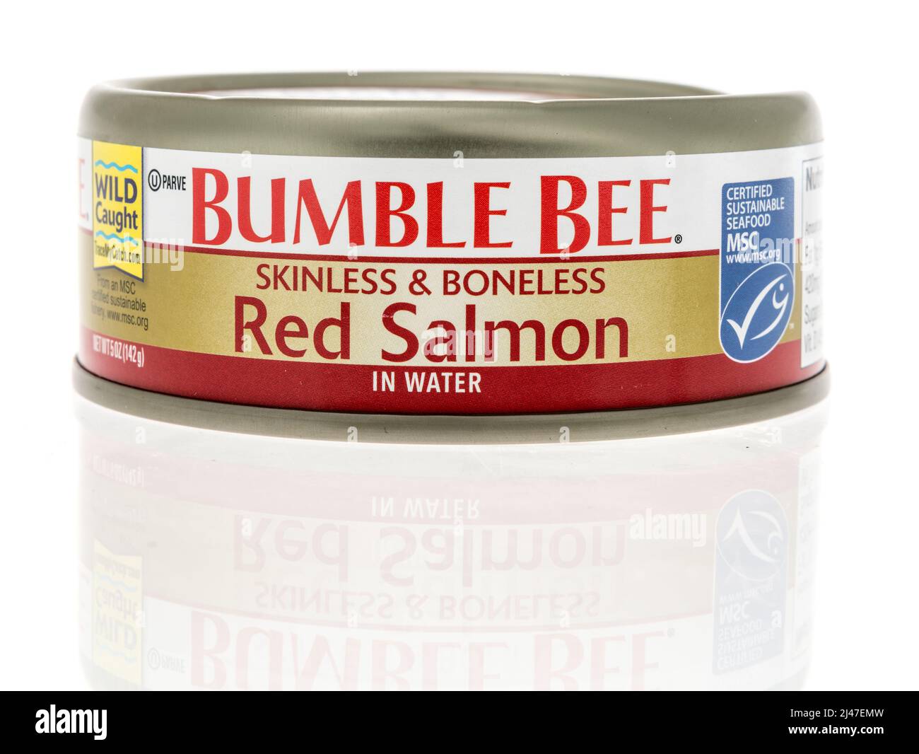 Winneconne, WI, -10 avril 2022 : une CAN de saumon rouge d'abeille Bumble sur un fond isolé Banque D'Images