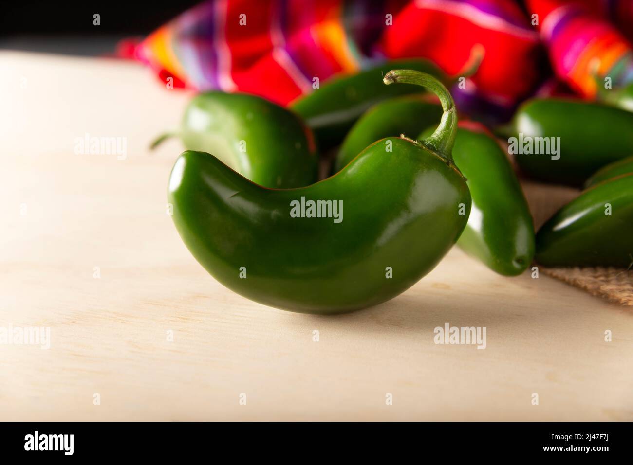 Serrano Chili ou Green Chili. (Année Capsicum). Variété très populaire de piment chaud dans la cuisine mexicaine, il est couramment consommé frais dans une grande variété Banque D'Images