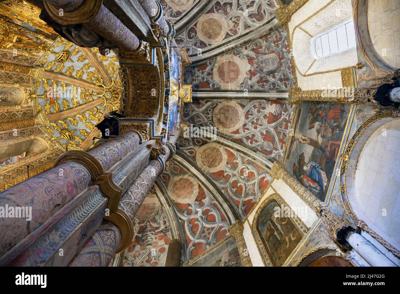 Europe, Portugal, Tomar, intérieur de l'église ronde du couvent du Christ (Convento de Cristo) montrant le plafond peint de style gothique tardif Banque D'Images