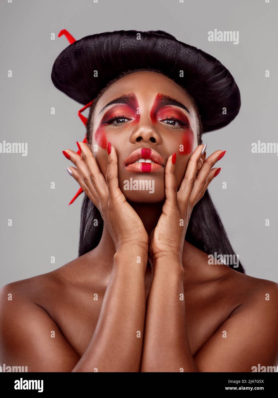 Une reine est une reine où que vous soyez. Photo en studio d'une belle jeune femme portant un maquillage asiatique sur fond gris. Banque D'Images