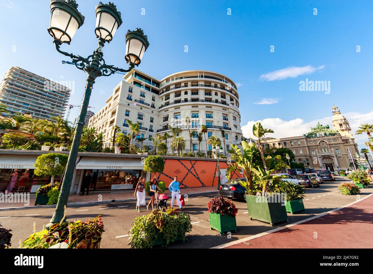 Monaco, Monte-Carlo, 21 août 2017 : touristes et riches personnes visitent des boutiques de marque près de l'hôtel Paris et du Casino Monte-Carlo au coucher du soleil, luxe Banque D'Images