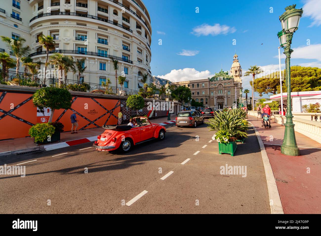 Monaco, Monte-Carlo, 21 août 2017 : les touristes et les riches visitent des boutiques de marque près de l'hôtel Paris et du Casino Monte-Carlo au coucher du soleil, vintage Banque D'Images